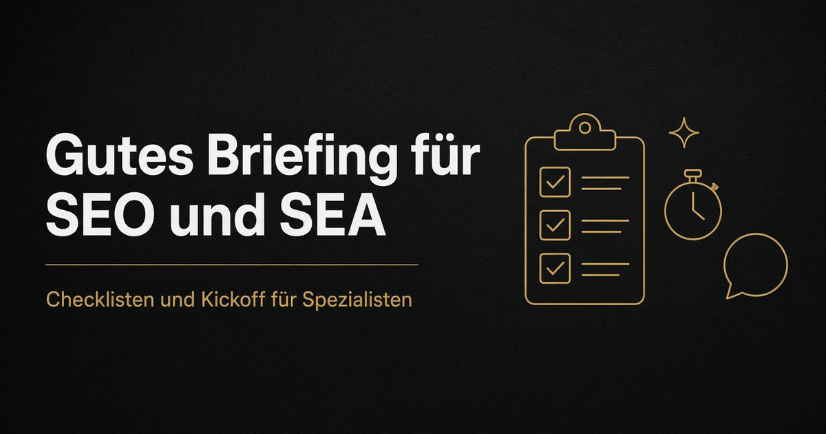 Klemmbrett mit abgehakter Checkliste, Stoppuhr und Sprechblase zum Briefing für SEO- und SEA-Spezialisten .